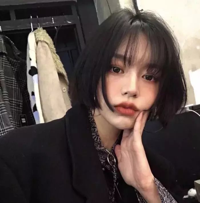圆肚子女孩